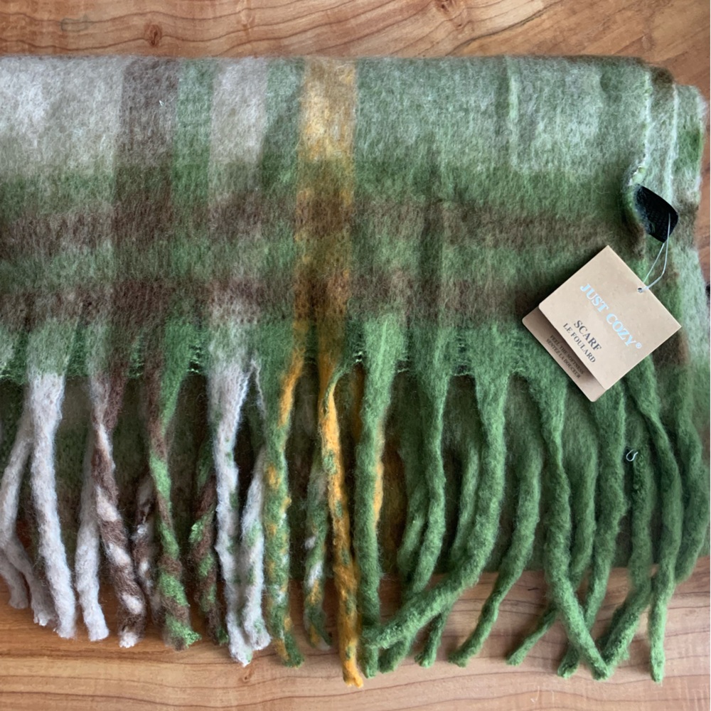 *SOLD*NWT JUST COZY Scarf